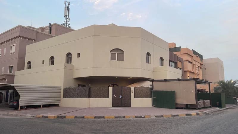للبيع بيت في جابر الاحمد قطعة 2