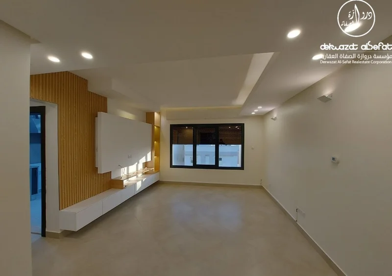 شقة مع رووف للايجار في الشهداء قطعة 4