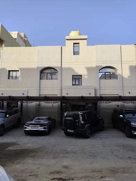 للبيع بيت في القادسية قطعة 8