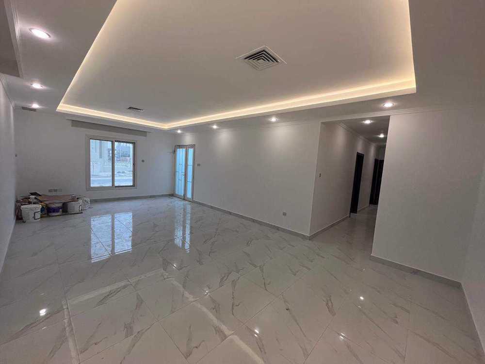 شقة جديدة للايجار في غرب عبدالله المبارك بالدور الارضي قطعة -7