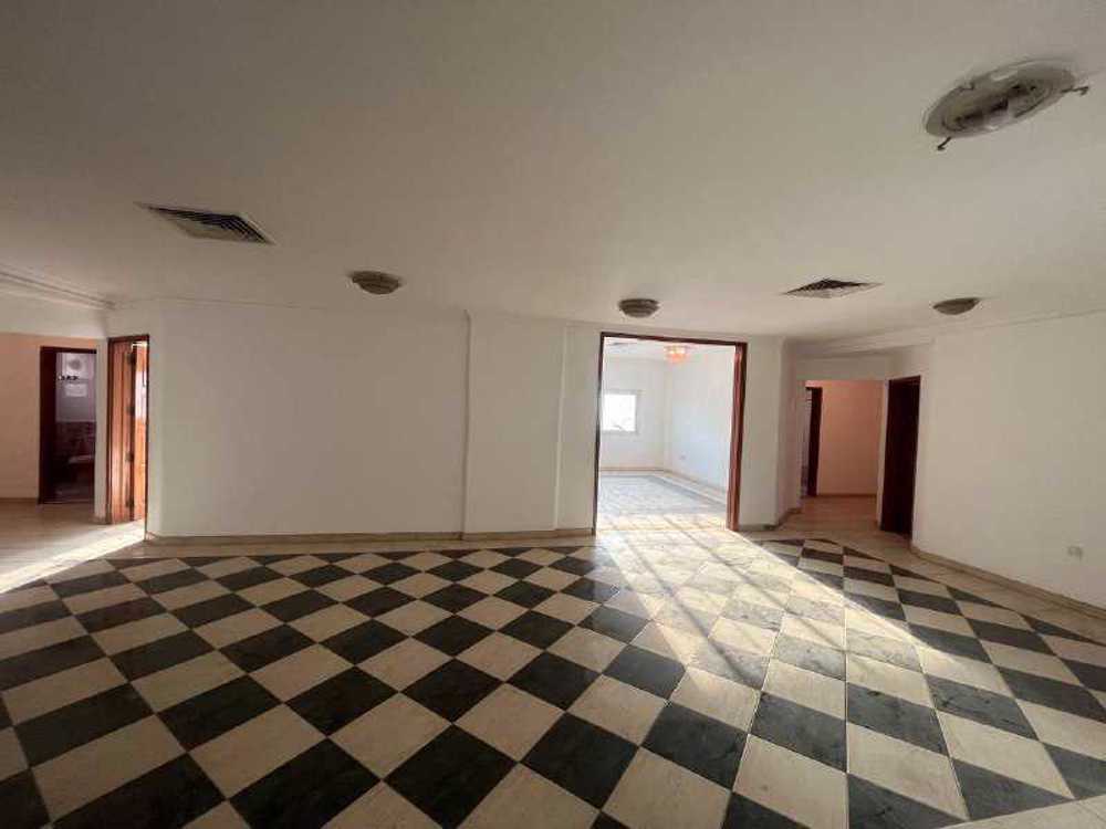 للايجار شقة  في الروضة قطعة 1