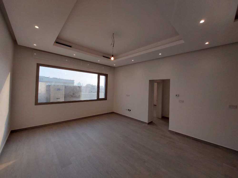 شقة جديدة مع روف للإيجار في عبدالله المبارك قطعة 6