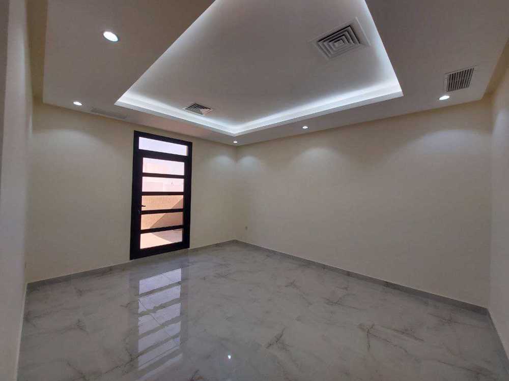 للإيجار شقة مع رووف كبير جديدة في أبو فطيرة قطعة 7