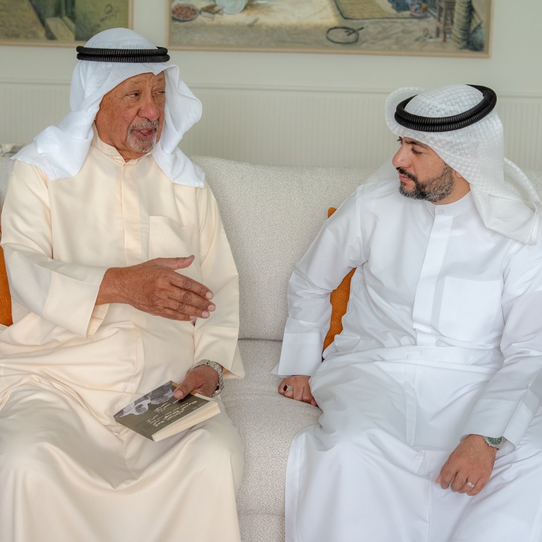 صورة من الألبوم تسليم كتاب  من فريج الجناعات الى الهندسة الحديثة لتوثيق إحدى سلاسل الجمعة العقارية مع المهندس عبدالعزيز الحمدان