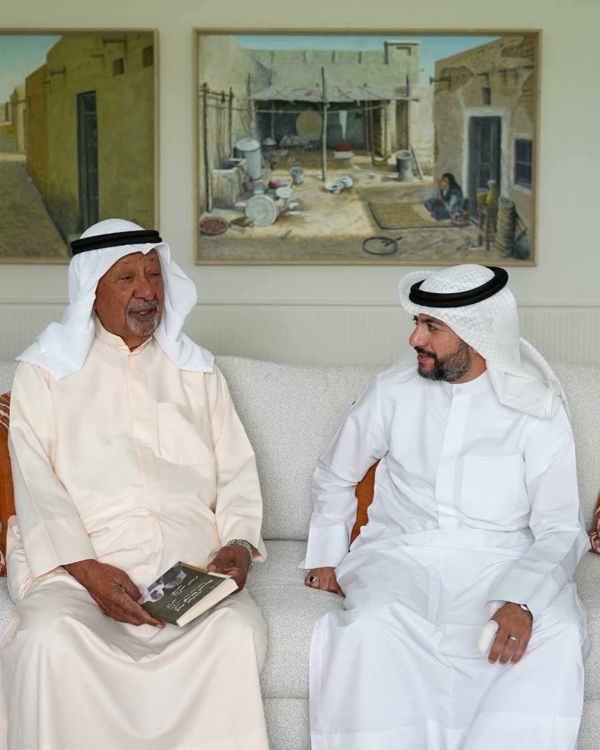 صورة من الألبوم تسليم كتاب  من فريج الجناعات الى الهندسة الحديثة لتوثيق إحدى سلاسل الجمعة العقارية مع المهندس عبدالعزيز الحمدان