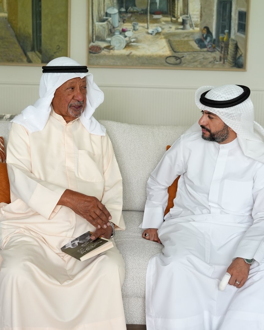 صورة من الألبوم تسليم كتاب  من فريج الجناعات الى الهندسة الحديثة لتوثيق إحدى سلاسل الجمعة العقارية مع المهندس عبدالعزيز الحمدان