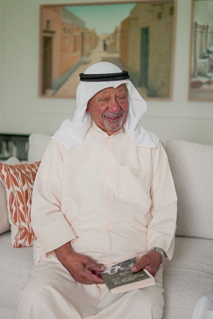 صورة من الألبوم تسليم كتاب  من فريج الجناعات الى الهندسة الحديثة لتوثيق إحدى سلاسل الجمعة العقارية مع المهندس عبدالعزيز الحمدان