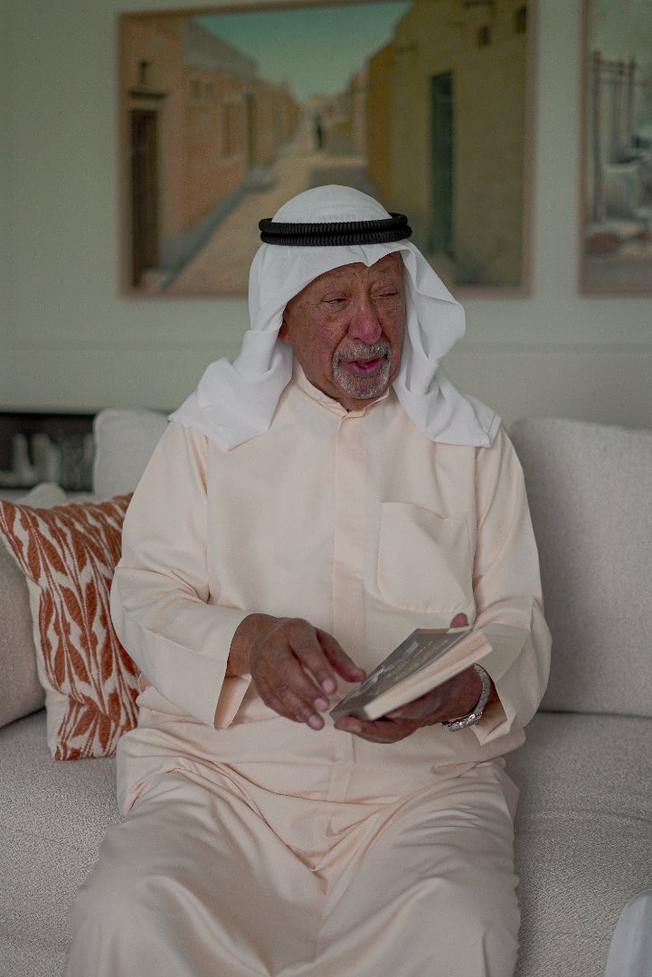 صورة من الألبوم تسليم كتاب  من فريج الجناعات الى الهندسة الحديثة لتوثيق إحدى سلاسل الجمعة العقارية مع المهندس عبدالعزيز الحمدان