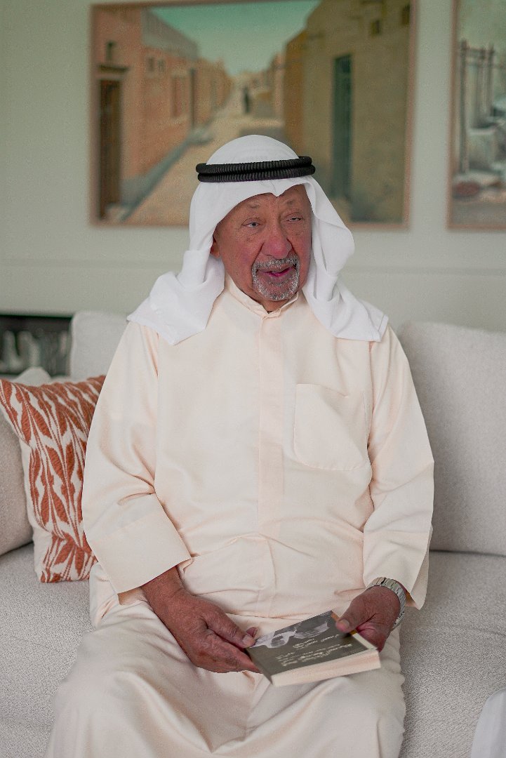 صورة من الألبوم تسليم كتاب  من فريج الجناعات الى الهندسة الحديثة لتوثيق إحدى سلاسل الجمعة العقارية مع المهندس عبدالعزيز الحمدان