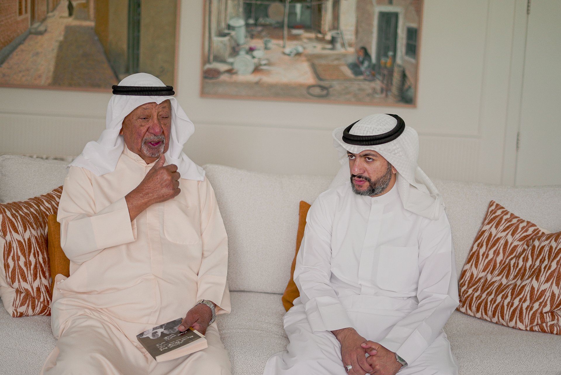 صورة من الألبوم تسليم كتاب  من فريج الجناعات الى الهندسة الحديثة لتوثيق إحدى سلاسل الجمعة العقارية مع المهندس عبدالعزيز الحمدان