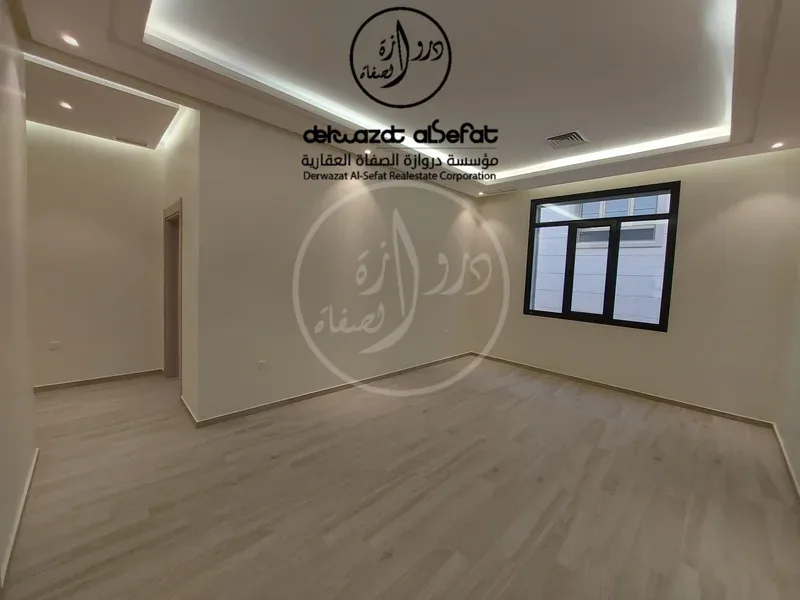 شقة للايجار في الدور الثاني في غرب عبدالله المبارك قطعة 7