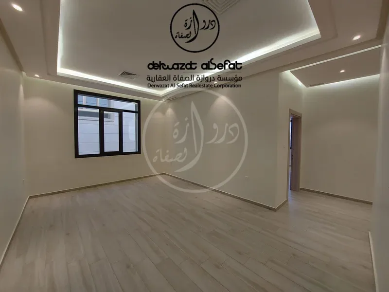 شقة للايجار في الدور الثاني في غرب عبدالله المبارك قطعة 7