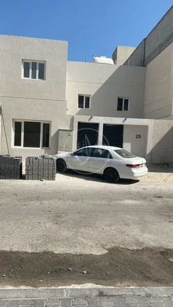 للبيع بيت في المنقف ق3