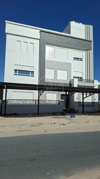 للبيع فيلا في جنوب عبدالله المبارك قطعه ٢