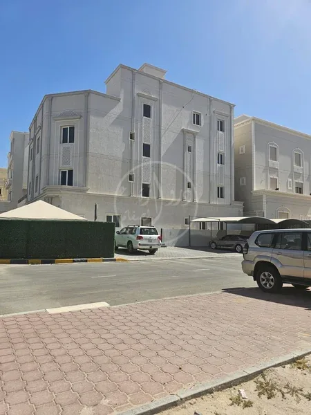 للبيع بيت استثماري في غرب عبدالله المبارك ق3