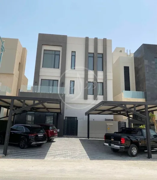 شاليه صف اول للبيع في الرابعة