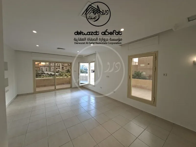 للإيجار دور اول في الزهراء قطعة 5